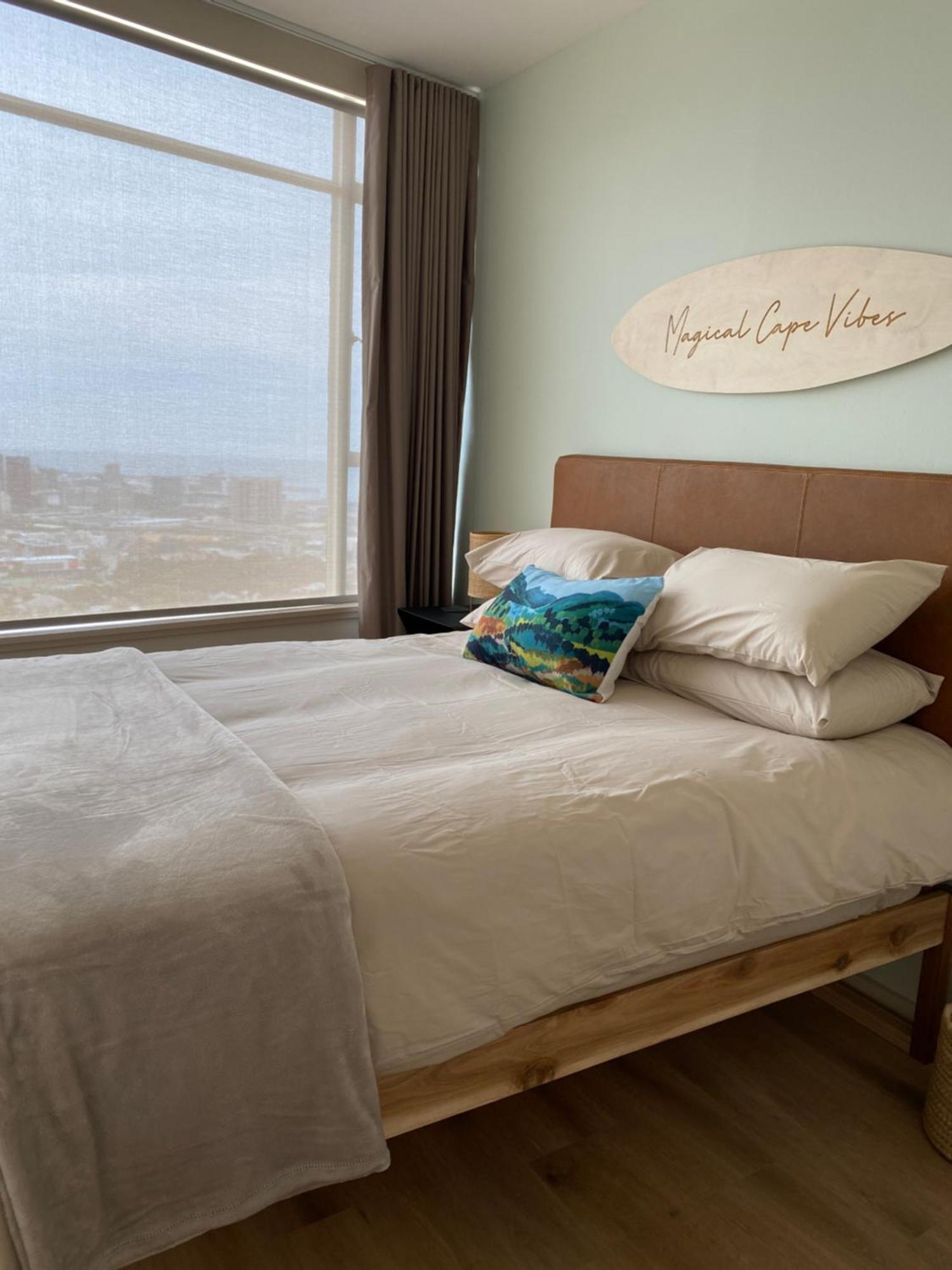Brand New Gem With Breathtaking Views Of Apartment *